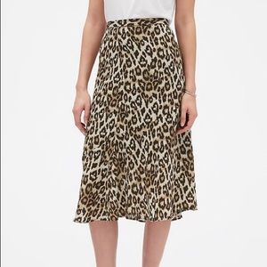Banana Republic leopard print midi skirt, sz 8 EUC